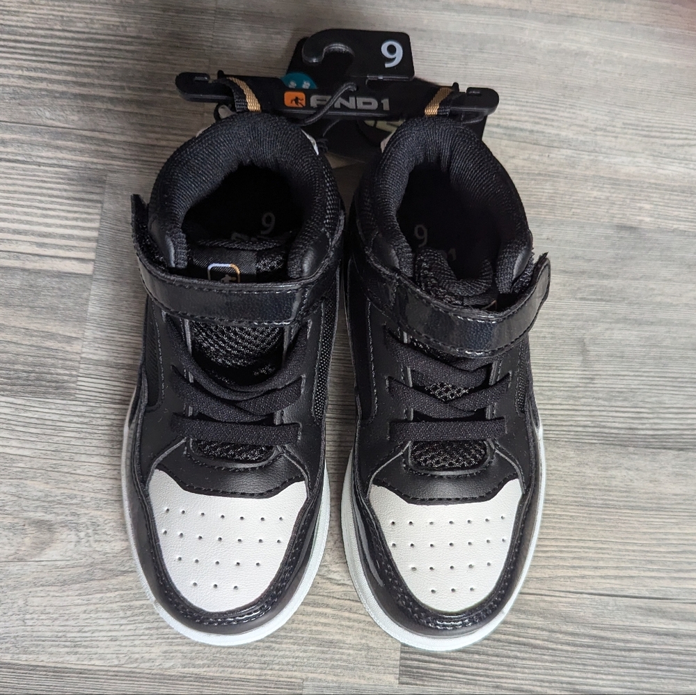 NWT ANDI TODDLER SNEAKERS SIZE 9